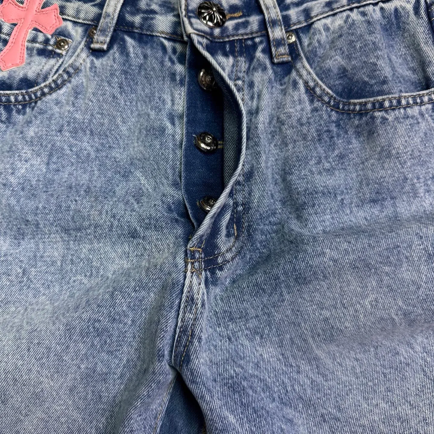 P280 GALLERY DEPT. & Croixin co-branded 2025 new limited edition spliced ​​trousers pink leopard print cross patch leather couple style bootcut jeans 🔥high version🔥high version🔥 top ceiling quality styles with different washed textures, very friendly to people with thin legs and thick legs, the bootcut version is very flattering leg shape timeless moderate length, easy and casual to match, basic styling for various styles, a must-have in the wardrobe! The fabric is stiff but also makes the upper body soft without losing texture. The washing process is even more perfect. It is a must-have item for everyone! ! ! Washed wheat, hang tag, pants label, three complete labels, color: blue, size: 28, 30, 32, 34, 36 (five sizes)
